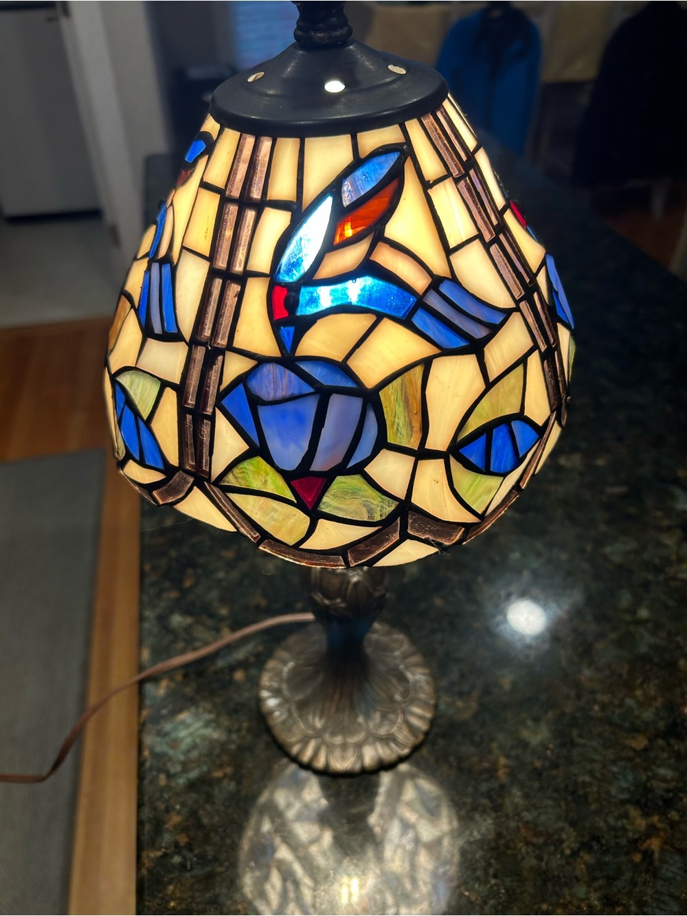Tiffany Style Vintage Mini Accent Lamp, Hummingbird - 3D Raised Glass Eyes. EUC